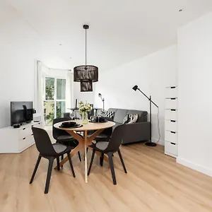https://cozy-black-white-studio-with-parking-in-the-center-of.poznan-hotels.com